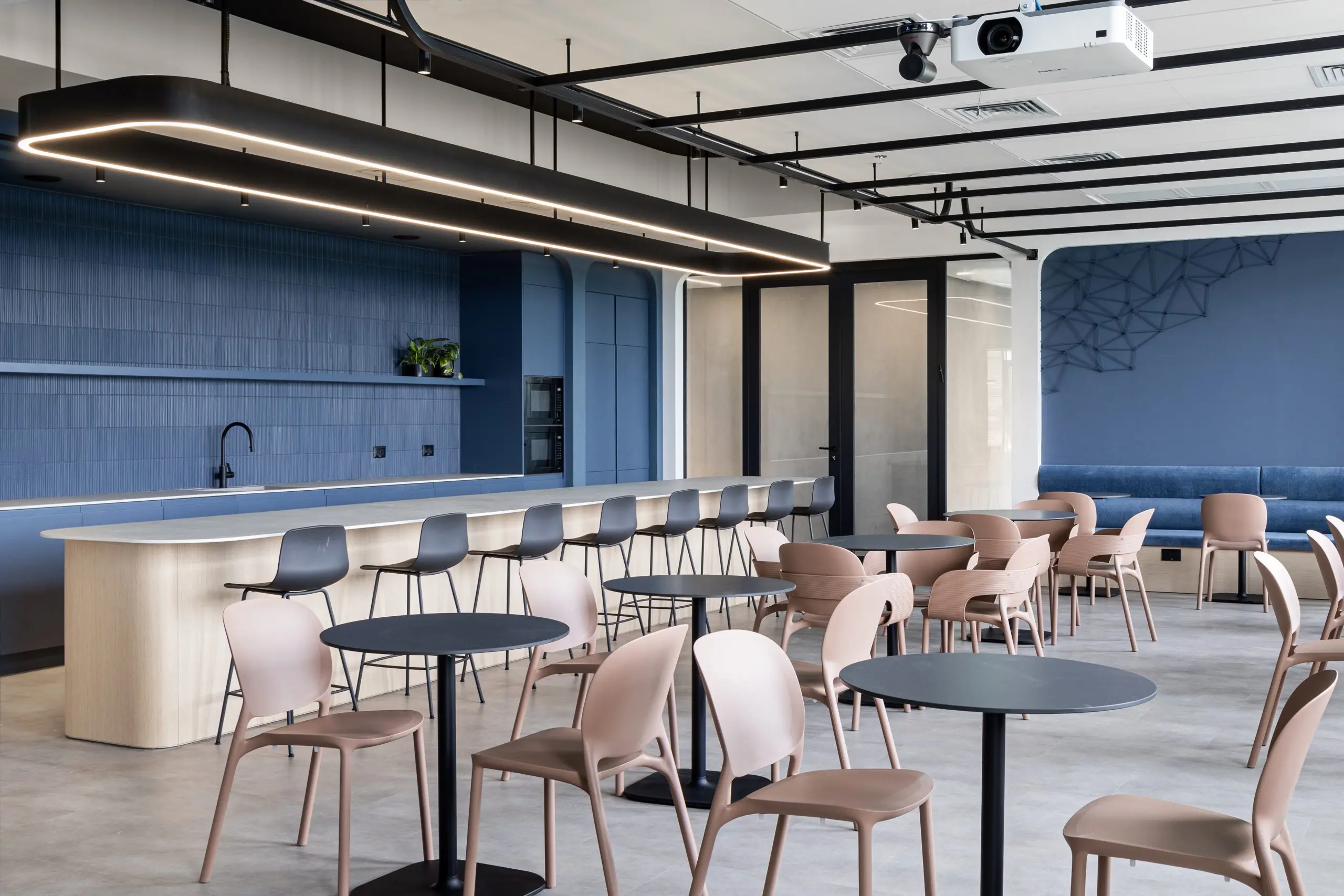 以色列现代办公室：当代空间美学与防眩舒适照明的完美融合