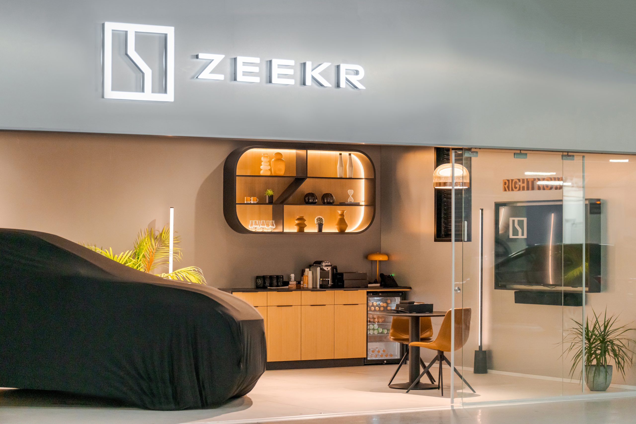 ZEEKR 极氪品牌展间|重新定义未来移动的汽车体验空间 | 应⽤实例 | 最新消息 | 艾笛森光电