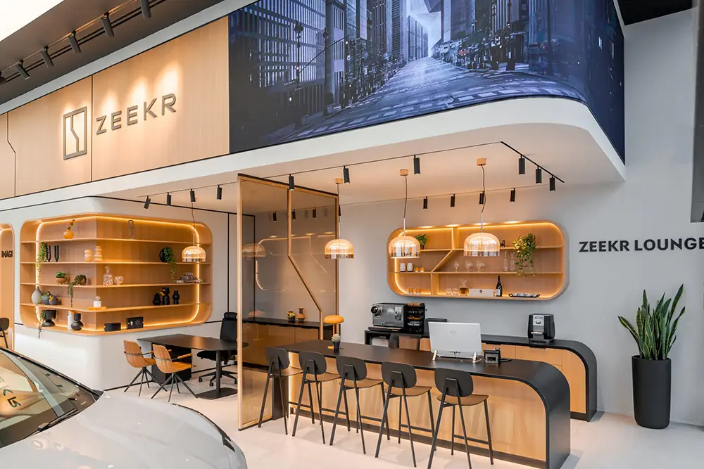 ZEEKR 极氪品牌展间|重新定义未来移动的汽车体验空间 | 应⽤实例 | 最新消息 | 艾笛森光电